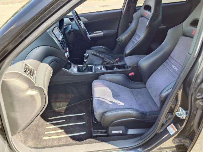 インプレッサWRX STI ワンオーナー　ローダウン　STIレカロシート　SI-DRIVE　ディーラーオプションストラーダナビ・TV　バックカメラ　ドアバイザー　夏タイヤ＆社外18インチAW　冬タイヤ＆STI純正18インチAW　スマートキー　スペアキー　 カタログ燃費　JC08モード9.4km/L　4WD 2000 5Dr