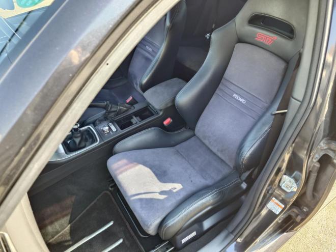 インプレッサWRX STI ワンオーナー　ローダウン　STIレカロシート　SI-DRIVE　ディーラーオプションストラーダナビ・TV　バックカメラ　ドアバイザー　夏タイヤ＆社外18インチAW　冬タイヤ＆STI純正18インチAW　スマートキー　スペアキー　 カタログ燃費　JC08モード9.4km/L　4WD 2000 5Dr