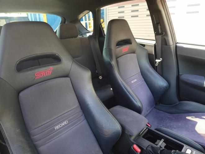 インプレッサWRX STI ワンオーナー　ローダウン　STIレカロシート　SI-DRIVE　ディーラーオプションストラーダナビ・TV　バックカメラ　ドアバイザー　夏タイヤ＆社外18インチAW　冬タイヤ＆STI純正18インチAW　スマートキー　スペアキー　 カタログ燃費　JC08モード9.4km/L　4WD 2000 5Dr