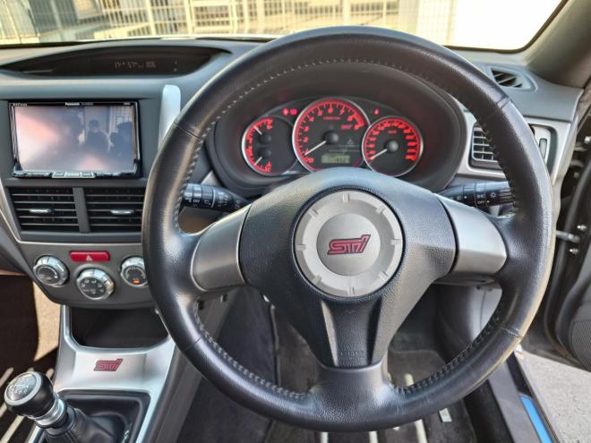 インプレッサWRX STI ワンオーナー　ローダウン　STIレカロシート　SI-DRIVE　ディーラーオプションストラーダナビ・TV　バックカメラ　ドアバイザー　夏タイヤ＆社外18インチAW　冬タイヤ＆STI純正18インチAW　スマートキー　スペアキー　 カタログ燃費　JC08モード9.4km/L　4WD 2000 5Dr