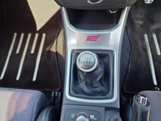インプレッサWRX STI ワンオーナー　ローダウン　STIレカロシート　SI-DRIVE　ディーラーオプションストラーダナビ・TV　バックカメラ　ドアバイザー　夏タイヤ＆社外18インチAW　冬タイヤ＆STI純正18インチAW　スマートキー　スペアキー　 カタログ燃費　JC08モード9.4km/L　4WD 2000 5Dr