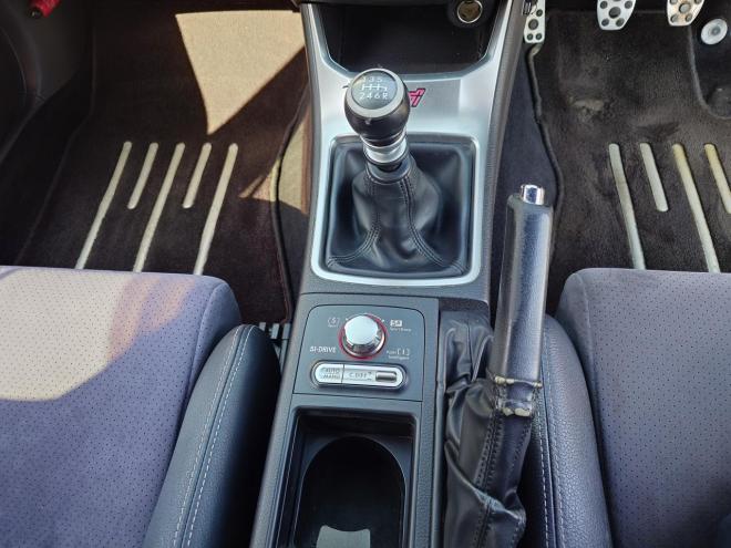 インプレッサWRX STI ワンオーナー　ローダウン　STIレカロシート　SI-DRIVE　ディーラーオプションストラーダナビ・TV　バックカメラ　ドアバイザー　夏タイヤ＆社外18インチAW　冬タイヤ＆STI純正18インチAW　スマートキー　スペアキー　 カタログ燃費　JC08モード9.4km/L　4WD 2000 5Dr