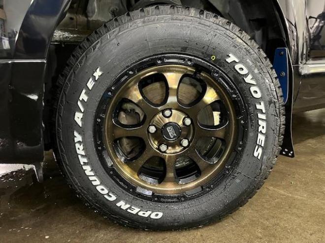 デリカＤ：５　Ｇプレミアム　本州仕入　禁煙車　寒冷地仕様　マッドクロス１６インチＡＷ＋新品ＴＯＹＯオープンカントリーホワイトレター　社外１６ＡＷ＋スタッドレスタイヤ付　新品ＪＡＯＳブラックマッドガード　両側パワースライドドア　パワーバックドア　純正ＨＤＤナビ（地デジ　ＤＶＤ再生　Ｂｌｕｅｔｏｏｔｈ）＋バックカメラ　純正リアフリップダウンモニター　クルーズコントロール　両席シートヒーター　パワーシート　スマートキー　パドルシフト　横滑り防止装置　盗難防止装置　リアヒーター　ＨＩＤ　ＥＴＣ 4WD 2400 5Dr