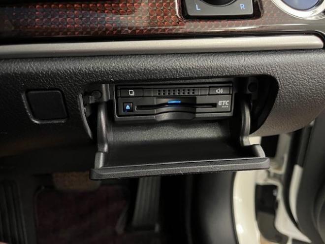 クラウンハイブリッドロイヤルサルーン　Ｆｏｕｒ　後期型　本州仕入　寒冷地仕様　禁煙車　ＷＡＫＯＳバリアスコーティング済　社外１９インチＡＷ＋新品夏タイヤ　社外１６ＡＷ＋スタッドレスタイヤ付　純正ナビ（フルセグ地デジ　ＤＶＤ再生　Ｂｌｕｅｔｏｏｔｈ対応）＋バックカメラ＋全方位カメラ　プリクラッシュセーフティ　レーダークルーズコントロール　純正ドライブレコーダー　フロントガラス熱線　ステアリングヒーター　ミラーヒーター　両席パワーシート　タイミングチェーン車　純正ＬＥＤヘッドライト＆フォグ　横滑り防止装置　ＥＴＣ 4WD 250