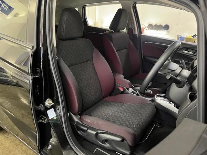 フィット１３Ｇ　Ｌパッケージ　コンフォートビューＰＫＧ　ワンオーナー　寒冷地仕様　禁煙車　ＷＡＫＯＳバリアスコーティング済　社外１５インチＡＷ　社外１５ＡＷ＋スタッドレスタイヤ付　純正ギャザースナビ（地デジ　ＤＶＤ再生　Ｂｌｕｅｔｏｏｔｈ）＋バックカメラ　純正ＬＥＤヘッドライト　ＰＵＳＨスタート　スマートキー　ミラーヒーター　フロントガラス熱線　アイドリングストップ　盗難防止装置　横滑り防止装置　ＥＴＣ 4WD 1300 5Dr