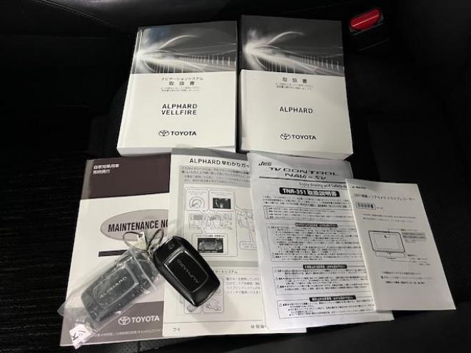 アルファードハイブリッドＳＲ　本州仕入　ワンオーナー　禁煙車　ＪＢＬサウンド　プリクラッシュ　レーダークルーズ　純正１７インチＡＷ　社外１６ＡＷ＋スタッドレスタイヤ付　純正ナビ（フルセグ地デジ　ＤＶＤ再生　Ｂｌｕｅｔｏｏｔｈ）＋バックカメラ　全方位カメラ　純正リアフリップダウンモニター　デジタルインナーミラー　両側パワースライドドア　パワーバックドア　純正ブラックレザーシート　電動オットマン　ＬＥＤヘッドライト　ドライブレコーダー 4WD 2500 5Dr