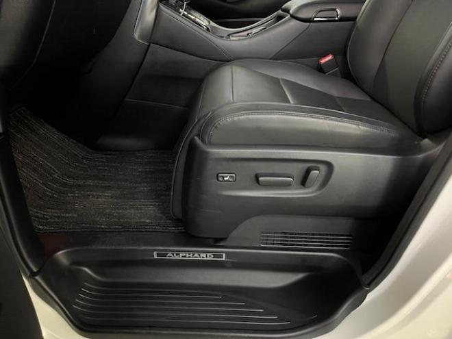 アルファードハイブリッドＳＲ　Ｃパッケージ　本州仕入　寒冷地仕様　禁煙車　ＪＢＬサウンド　プリクラッシュ　レーダークルーズ　社外１７インチＡＷ　社外１７ＡＷ＋スタッドレスタイヤ付　純正ナビ（フルセグ地デジ　ＤＶＤ再生　Ｂｌｕｅｔｏｏｔｈ）＋バックカメラ　両側パワースライドドア　パワーバックドア　純正ブラックレザーシート　２列目エグゼクティブシート　電動オットマン　ＬＥＤヘッドライト　ドライブレコーダー 2500 5Dr