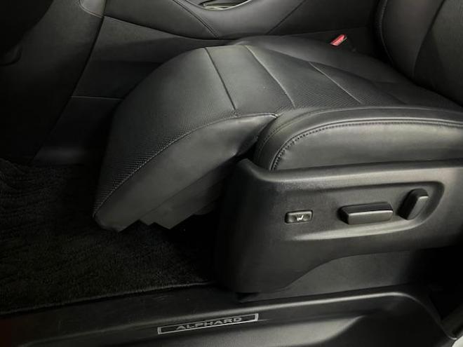 アルファードＳ　Ｃパッケージ後期型　本州仕入　禁煙車　プリクラッシュ　レーダークルーズ　レーントレーシング　純正１８インチＡＷ　社外１６ＡＷ＋スタッドレスタイヤ付　純正１０インチナビ（フルセグ地デジ　Ｂｌｕｅｔｏｏｔｈ）＋バックカメラ　純正１２．１インチリアフリップダウンモニター　両側パワースライドドア　パワーバックドア　純正ブラックレザーシート　電動オットマン　ＬＥＤヘッドライト　純正ドライブレコーダー　ステアリングヒーター　シートヒーター＆クーラー　ＥＴＣ 4WD 2500 5Dr
