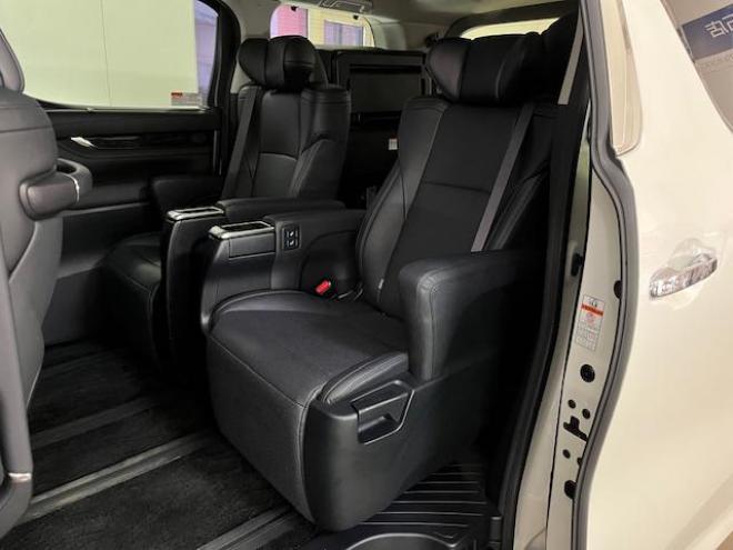 アルファードＳ　Ｃパッケージ後期型　本州仕入　禁煙車　プリクラッシュ　レーダークルーズ　レーントレーシング　純正１８インチＡＷ　社外１６ＡＷ＋スタッドレスタイヤ付　純正１０インチナビ（フルセグ地デジ　Ｂｌｕｅｔｏｏｔｈ）＋バックカメラ　純正１２．１インチリアフリップダウンモニター　両側パワースライドドア　パワーバックドア　純正ブラックレザーシート　電動オットマン　ＬＥＤヘッドライト　純正ドライブレコーダー　ステアリングヒーター　シートヒーター＆クーラー　ＥＴＣ 4WD 2500 5Dr