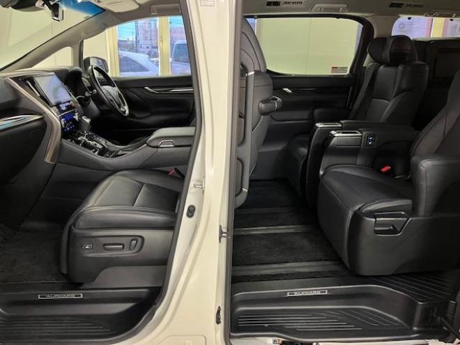 アルファードＳ　Ｃパッケージ後期型　本州仕入　禁煙車　プリクラッシュ　レーダークルーズ　レーントレーシング　純正１８インチＡＷ　社外１６ＡＷ＋スタッドレスタイヤ付　純正１０インチナビ（フルセグ地デジ　Ｂｌｕｅｔｏｏｔｈ）＋バックカメラ　純正１２．１インチリアフリップダウンモニター　両側パワースライドドア　パワーバックドア　純正ブラックレザーシート　電動オットマン　ＬＥＤヘッドライト　純正ドライブレコーダー　ステアリングヒーター　シートヒーター＆クーラー　ＥＴＣ 4WD 2500 5Dr