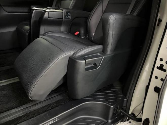 アルファードＳ　Ｃパッケージ後期型　本州仕入　禁煙車　プリクラッシュ　レーダークルーズ　レーントレーシング　純正１８インチＡＷ　社外１６ＡＷ＋スタッドレスタイヤ付　純正１０インチナビ（フルセグ地デジ　Ｂｌｕｅｔｏｏｔｈ）＋バックカメラ　純正１２．１インチリアフリップダウンモニター　両側パワースライドドア　パワーバックドア　純正ブラックレザーシート　電動オットマン　ＬＥＤヘッドライト　純正ドライブレコーダー　ステアリングヒーター　シートヒーター＆クーラー　ＥＴＣ 4WD 2500 5Dr