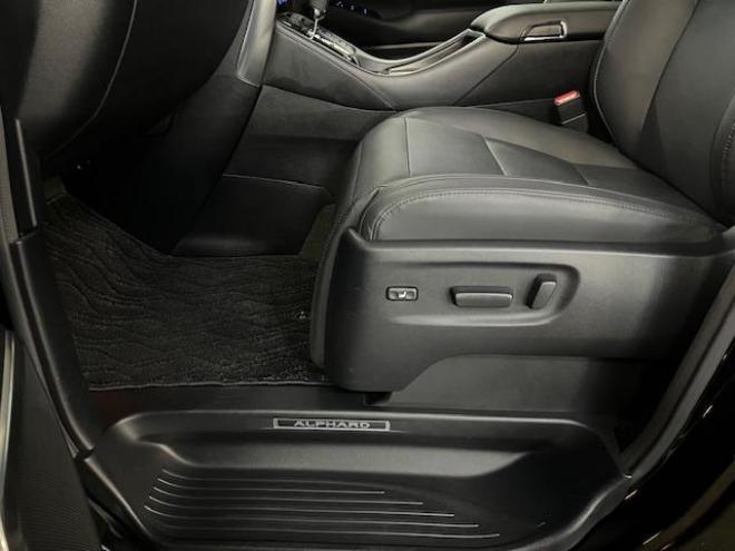 アルファードＳ　Ｃパッケージ後期型　本州仕入　禁煙車　プリクラッシュ　レーダークルーズ　レーントレーシング　純正１８インチＡＷ　社外１６ＡＷ＋スタッドレスタイヤ付　純正ナビ（Ｍｉｒａｃａｓｔ　Ｂｌｕｅｔｏｏｔｈ）＋バックカメラ　両側パワースライドドア　パワーバックドア　純正ブラックレザーシート　電動オットマン　三眼ＬＥＤヘッドライト　前後ドライブレコーダー　ステアリングヒーター　シートヒーター＆クーラー　ＥＴＣ 4WD 2500 5Dr
