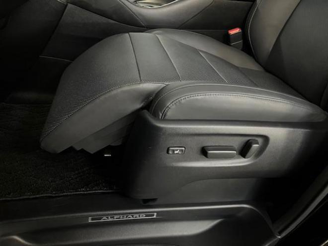 アルファードＳ　Ｃパッケージ後期型　本州仕入　禁煙車　プリクラッシュ　レーダークルーズ　レーントレーシング　純正１８インチＡＷ　社外１６ＡＷ＋スタッドレスタイヤ付　純正ナビ（Ｍｉｒａｃａｓｔ　Ｂｌｕｅｔｏｏｔｈ）＋バックカメラ　両側パワースライドドア　パワーバックドア　純正ブラックレザーシート　電動オットマン　三眼ＬＥＤヘッドライト　前後ドライブレコーダー　ステアリングヒーター　シートヒーター＆クーラー　ＥＴＣ 4WD 2500 5Dr