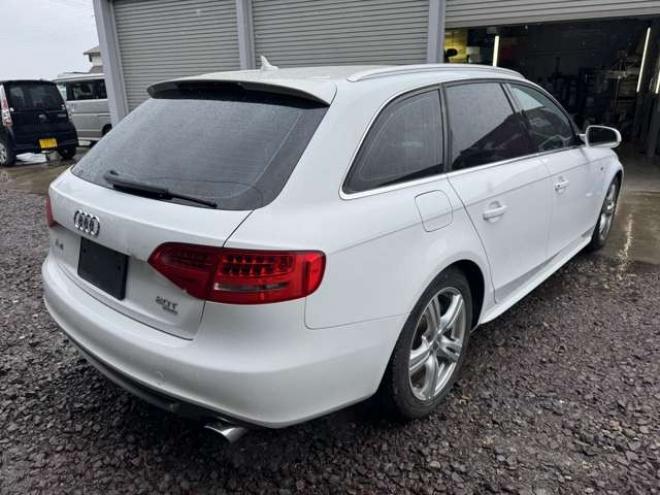 アウディA4アバント 2.0 TFSI クワトロ Sラインパッケージ 4WD　純正ナビ 正規輸入車 2000
