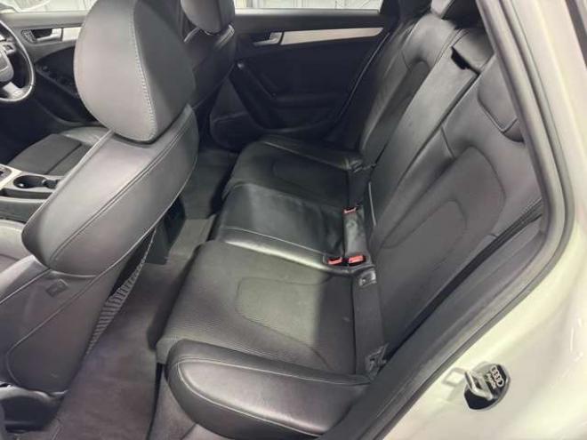 アウディA4アバント 2.0 TFSI クワトロ Sラインパッケージ 4WD　純正ナビ 正規輸入車 2000