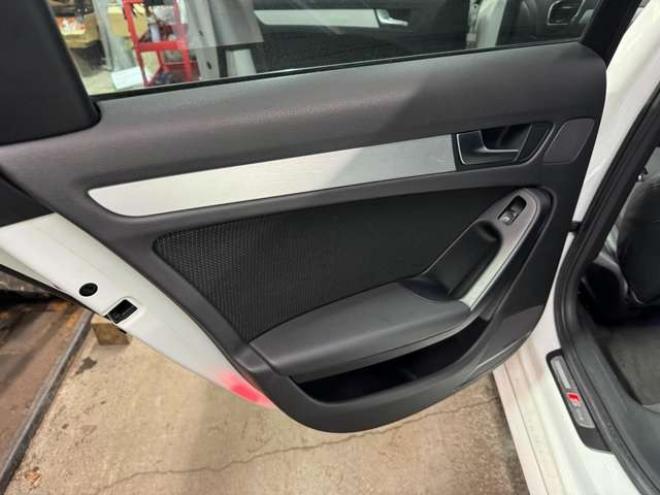 アウディA4アバント 2.0 TFSI クワトロ Sラインパッケージ 4WD　純正ナビ 正規輸入車 2000