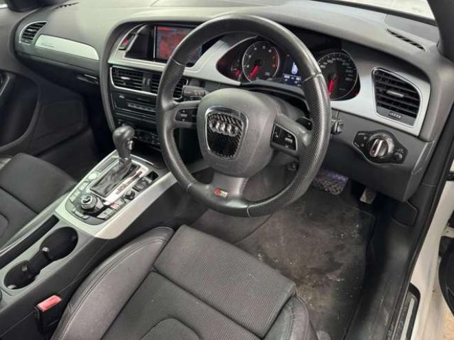 アウディA4アバント 2.0 TFSI クワトロ Sラインパッケージ 4WD　純正ナビ 正規輸入車 2000