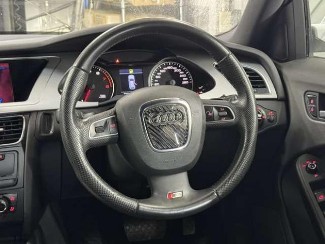 アウディA4アバント 2.0 TFSI クワトロ Sラインパッケージ 4WD　純正ナビ 正規輸入車 2000