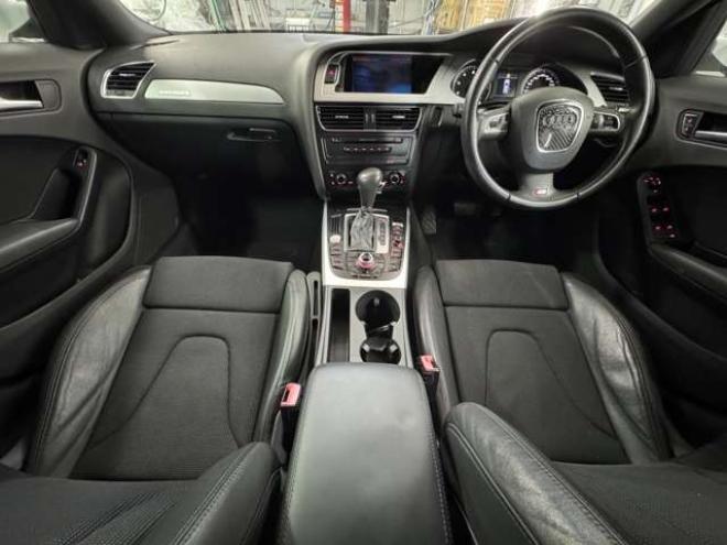 アウディA4アバント 2.0 TFSI クワトロ Sラインパッケージ 4WD　純正ナビ 正規輸入車 2000