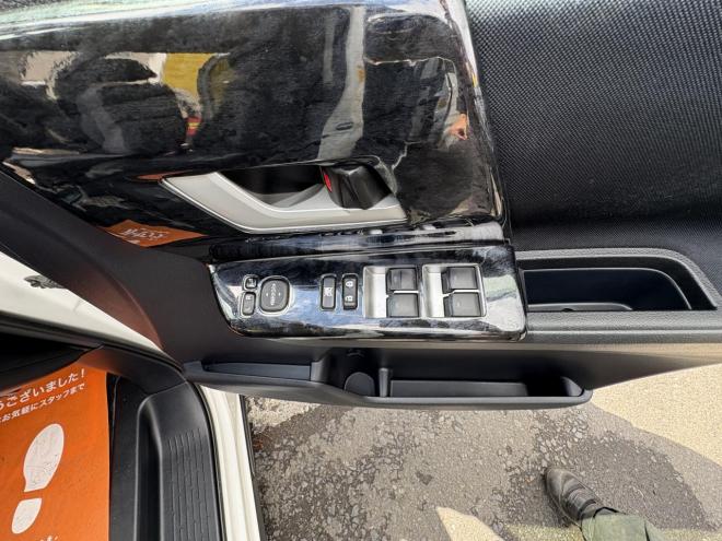 ノアNOAH 4WD SI 寒冷地仕様車　両パワースライドドア　エンジンスターター　Bluetoothフルセグナビ　バックカメラ　ビルトインETC　POUSHスタート　全磨き済　autoライト 4WD 2000 5Dr