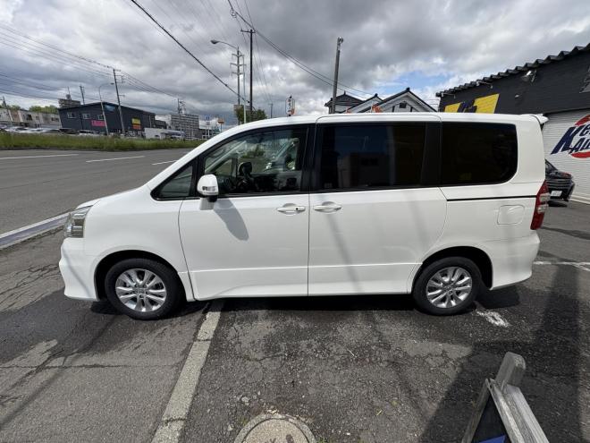 ノアNOAH 4WD SI 寒冷地仕様車　両パワースライドドア　エンジンスターター　Bluetoothフルセグナビ　バックカメラ　ビルトインETC　POUSHスタート　全磨き済　autoライト 4WD 2000 5Dr
