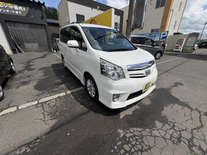 ノアNOAH 4WD SI 寒冷地仕様車　両パワースライドドア　エンジンスターター　Bluetoothフルセグナビ　バックカメラ　ビルトインETC　POUSHスタート　全磨き済　autoライト 4WD 2000 5Dr