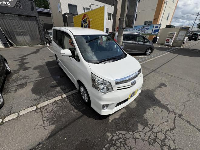 ノアNOAH 4WD SI 寒冷地仕様車　両パワースライドドア　エンジンスターター　Bluetoothフルセグナビ　バックカメラ　ビルトインETC　POUSHスタート　全磨き済　autoライト 4WD 2000 5Dr