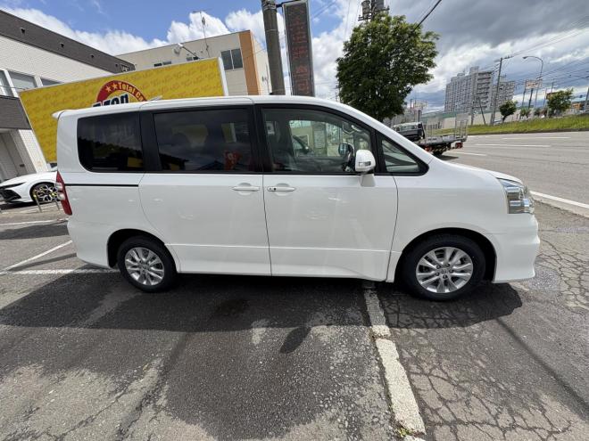 ノアNOAH 4WD SI 寒冷地仕様車　両パワースライドドア　エンジンスターター　Bluetoothフルセグナビ　バックカメラ　ビルトインETC　POUSHスタート　全磨き済　autoライト 4WD 2000 5Dr