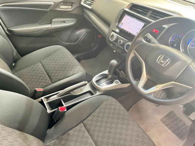 フィット13G Fパッケージ 4WD 5年保証 スマキー ETC ナビ 寒冷地仕様 禁煙 修復歴無