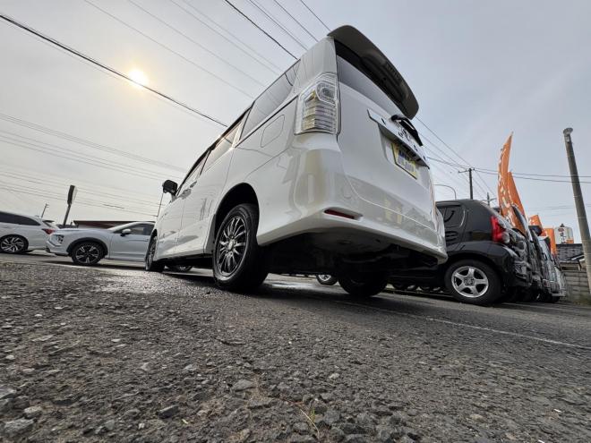 ヴォクシーVOXY 4WD ZS煌Ⅱ 8人乗　寒冷地仕様車　両パワースライドドア　エンジンスターター　Bluetoothフルセグナビ　バックカメラ　POUSHスタート　全磨き済　autoライト 4WD 2000 5Dr