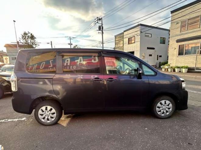 ヴォクシー2.0 X 4WD　後期型　7人乗り　ナビバックモニターTV 2000