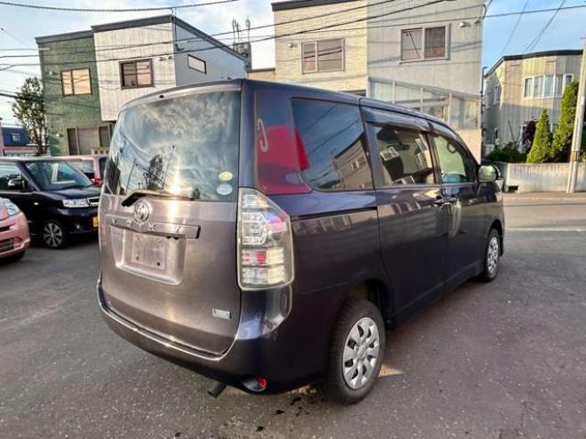 ヴォクシー2.0 X 4WD　後期型　7人乗り　ナビバックモニターTV 2000