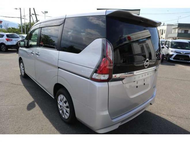 セレナ2.0 X 4WD　CDプレイヤー　クルコン　オートライト 2000