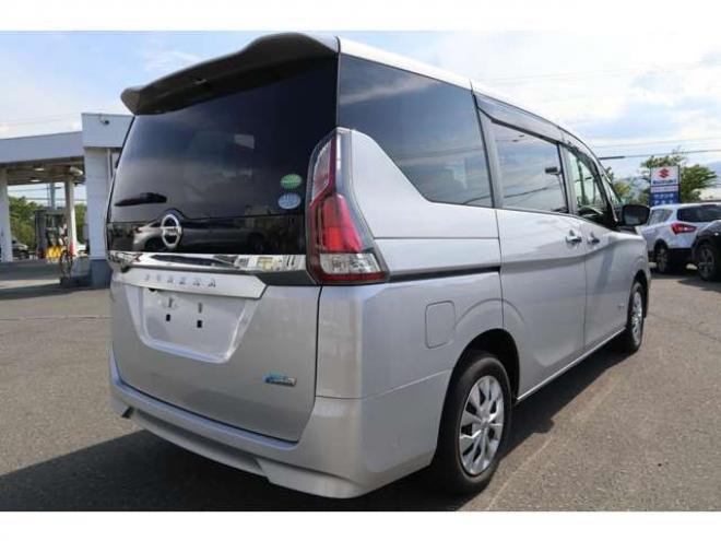 セレナ2.0 X 4WD　CDプレイヤー　クルコン　オートライト 2000