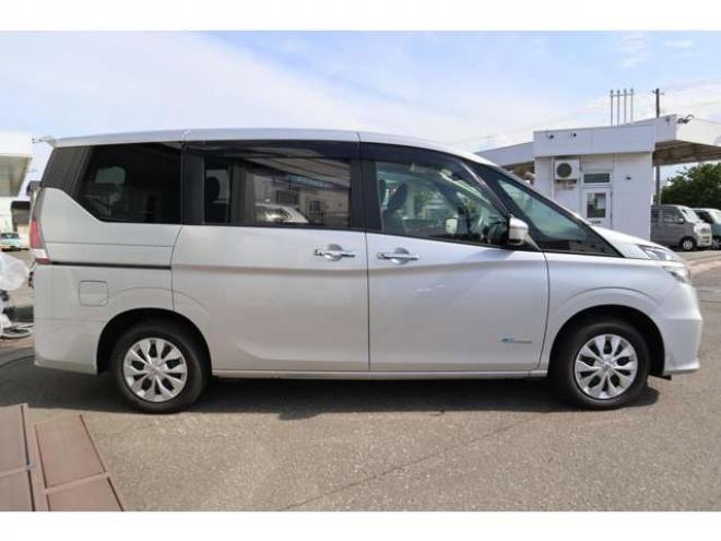 セレナ2.0 X 4WD　CDプレイヤー　クルコン　オートライト 2000