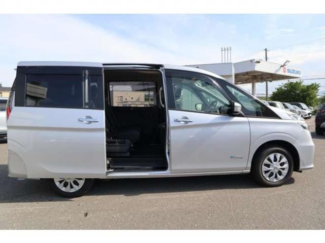 セレナ2.0 X 4WD　CDプレイヤー　クルコン　オートライト 2000