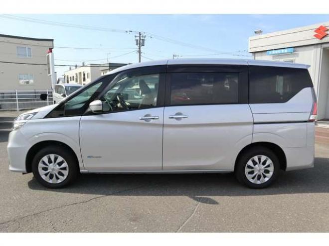 セレナ2.0 X 4WD　CDプレイヤー　クルコン　オートライト 2000