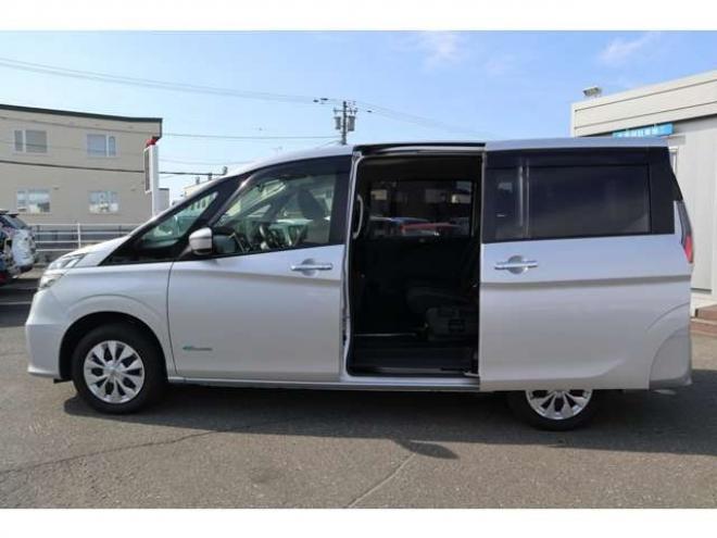セレナ2.0 X 4WD　CDプレイヤー　クルコン　オートライト 2000