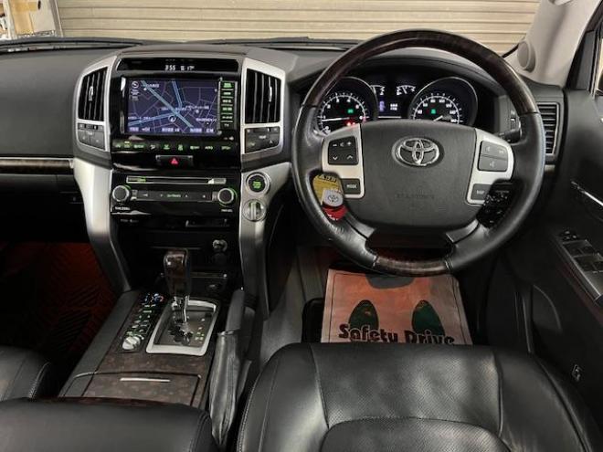 ランドクルーザー２００系中期型　ＺＸ　ワンオーナー　寒冷地仕様　禁煙車　純正２０インチＡＷ　純正１８ＡＷ＋スタッドレスタイヤ付　モデリスタスポイラー＆マフラー　電動サンルーフ　純正ブラックレザーシート　純正ナビ（フルセグ地デジ　ＤＶＤ再生　Ｂｌｕｅｔｏｏｔｈ対応）＋バックカメラ　リアエンターテイメント　パワーバックドア　クルーズコントロール　シートヒーター＆クーラー　ステアリングヒーター　両席パワーシート　ＥＴＣ 4WD 4600 5Dr