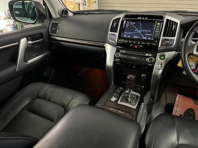 ランドクルーザー２００系中期型　ＺＸ　ワンオーナー　寒冷地仕様　禁煙車　純正２０インチＡＷ　純正１８ＡＷ＋スタッドレスタイヤ付　モデリスタスポイラー＆マフラー　電動サンルーフ　純正ブラックレザーシート　純正ナビ（フルセグ地デジ　ＤＶＤ再生　Ｂｌｕｅｔｏｏｔｈ対応）＋バックカメラ　リアエンターテイメント　パワーバックドア　クルーズコントロール　シートヒーター＆クーラー　ステアリングヒーター　両席パワーシート　ＥＴＣ 4WD 4600 5Dr