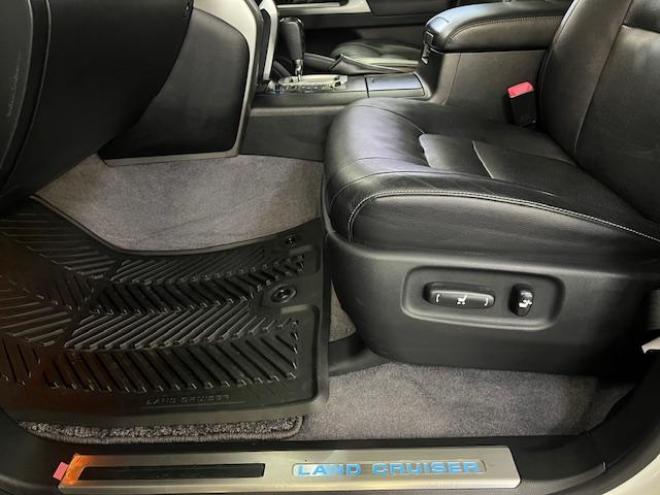 ランドクルーザー２００系中期型　ＺＸ　ワンオーナー　寒冷地仕様　禁煙車　純正２０インチＡＷ　純正１８ＡＷ＋スタッドレスタイヤ付　モデリスタスポイラー＆マフラー　電動サンルーフ　純正ブラックレザーシート　純正ナビ（フルセグ地デジ　ＤＶＤ再生　Ｂｌｕｅｔｏｏｔｈ対応）＋バックカメラ　リアエンターテイメント　パワーバックドア　クルーズコントロール　シートヒーター＆クーラー　ステアリングヒーター　両席パワーシート　ＥＴＣ 4WD 4600 5Dr
