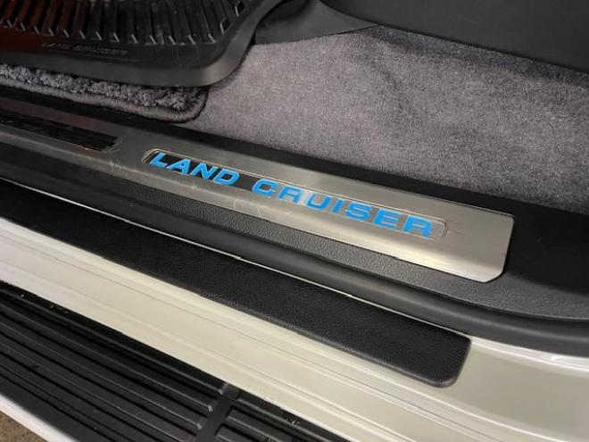 ランドクルーザー２００系中期型　ＺＸ　ワンオーナー　寒冷地仕様　禁煙車　純正２０インチＡＷ　純正１８ＡＷ＋スタッドレスタイヤ付　モデリスタスポイラー＆マフラー　電動サンルーフ　純正ブラックレザーシート　純正ナビ（フルセグ地デジ　ＤＶＤ再生　Ｂｌｕｅｔｏｏｔｈ対応）＋バックカメラ　リアエンターテイメント　パワーバックドア　クルーズコントロール　シートヒーター＆クーラー　ステアリングヒーター　両席パワーシート　ＥＴＣ 4WD 4600 5Dr