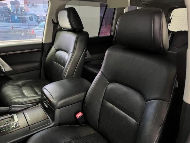 ランドクルーザー２００系中期型　ＺＸ　ワンオーナー　寒冷地仕様　禁煙車　純正２０インチＡＷ　純正１８ＡＷ＋スタッドレスタイヤ付　モデリスタスポイラー＆マフラー　電動サンルーフ　純正ブラックレザーシート　純正ナビ（フルセグ地デジ　ＤＶＤ再生　Ｂｌｕｅｔｏｏｔｈ対応）＋バックカメラ　リアエンターテイメント　パワーバックドア　クルーズコントロール　シートヒーター＆クーラー　ステアリングヒーター　両席パワーシート　ＥＴＣ 4WD 4600 5Dr