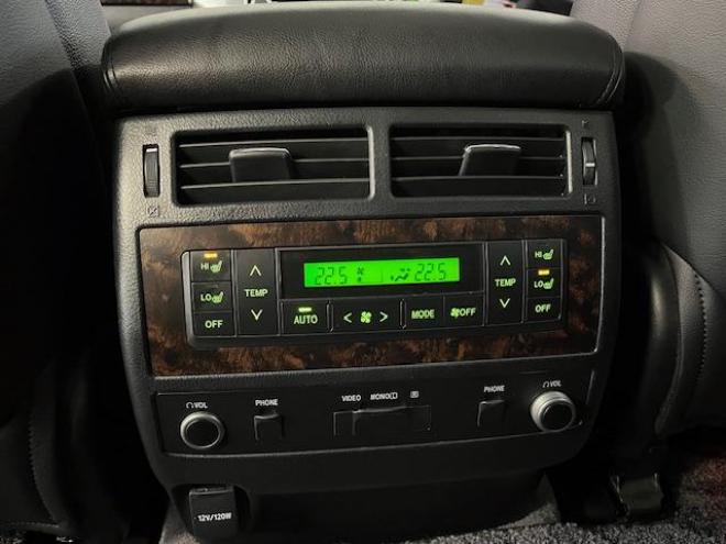 ランドクルーザー２００系中期型　ＺＸ　ワンオーナー　寒冷地仕様　禁煙車　純正２０インチＡＷ　純正１８ＡＷ＋スタッドレスタイヤ付　モデリスタスポイラー＆マフラー　電動サンルーフ　純正ブラックレザーシート　純正ナビ（フルセグ地デジ　ＤＶＤ再生　Ｂｌｕｅｔｏｏｔｈ対応）＋バックカメラ　リアエンターテイメント　パワーバックドア　クルーズコントロール　シートヒーター＆クーラー　ステアリングヒーター　両席パワーシート　ＥＴＣ 4WD 4600 5Dr