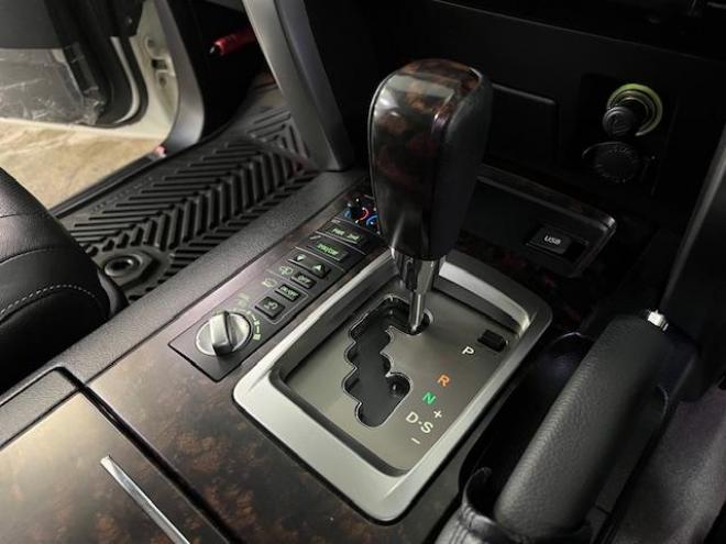 ランドクルーザー２００系中期型　ＺＸ　ワンオーナー　寒冷地仕様　禁煙車　純正２０インチＡＷ　純正１８ＡＷ＋スタッドレスタイヤ付　モデリスタスポイラー＆マフラー　電動サンルーフ　純正ブラックレザーシート　純正ナビ（フルセグ地デジ　ＤＶＤ再生　Ｂｌｕｅｔｏｏｔｈ対応）＋バックカメラ　リアエンターテイメント　パワーバックドア　クルーズコントロール　シートヒーター＆クーラー　ステアリングヒーター　両席パワーシート　ＥＴＣ 4WD 4600 5Dr