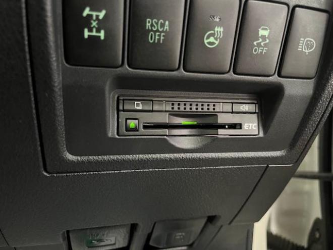 ランドクルーザー２００系中期型　ＺＸ　ワンオーナー　寒冷地仕様　禁煙車　純正２０インチＡＷ　純正１８ＡＷ＋スタッドレスタイヤ付　モデリスタスポイラー＆マフラー　電動サンルーフ　純正ブラックレザーシート　純正ナビ（フルセグ地デジ　ＤＶＤ再生　Ｂｌｕｅｔｏｏｔｈ対応）＋バックカメラ　リアエンターテイメント　パワーバックドア　クルーズコントロール　シートヒーター＆クーラー　ステアリングヒーター　両席パワーシート　ＥＴＣ 4WD 4600 5Dr