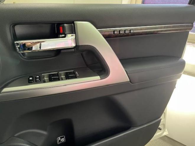 ランドクルーザー２００系中期型　ＺＸ　ワンオーナー　寒冷地仕様　禁煙車　純正２０インチＡＷ　純正１８ＡＷ＋スタッドレスタイヤ付　モデリスタスポイラー＆マフラー　電動サンルーフ　純正ブラックレザーシート　純正ナビ（フルセグ地デジ　ＤＶＤ再生　Ｂｌｕｅｔｏｏｔｈ対応）＋バックカメラ　リアエンターテイメント　パワーバックドア　クルーズコントロール　シートヒーター＆クーラー　ステアリングヒーター　両席パワーシート　ＥＴＣ 4WD 4600 5Dr