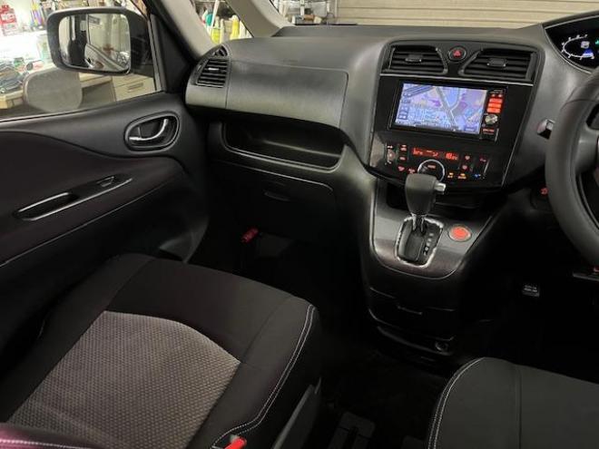 セレナライダーブラックライン　禁煙車　ＷＡＫＯＳバリアスコーティング済　純正ＡＵＴＥＣＨ１５インチＡＷ　社外１５ＡＷ＋スタッドレスタイヤ付　両側パワースライドドア　純正ナビ（フルセグ地デジ　ＤＶＤ再生　Ｂｌｕｅｔｏｏｔｈ）＋バックカメラ　アルパイン製リアフリップダウンモニター　ドライブレコーダー　クルーズコントロール　エンジンスターター　アイドリングストップ　横滑り防止装置　ＨＩＤ　ＥＴＣ 　タイミングチェーン 4WD 2000 5Dr