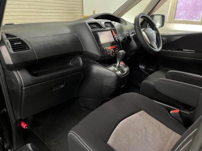 セレナライダーブラックライン　禁煙車　ＷＡＫＯＳバリアスコーティング済　純正ＡＵＴＥＣＨ１５インチＡＷ　社外１５ＡＷ＋スタッドレスタイヤ付　両側パワースライドドア　純正ナビ（フルセグ地デジ　ＤＶＤ再生　Ｂｌｕｅｔｏｏｔｈ）＋バックカメラ　アルパイン製リアフリップダウンモニター　ドライブレコーダー　クルーズコントロール　エンジンスターター　アイドリングストップ　横滑り防止装置　ＨＩＤ　ＥＴＣ 　タイミングチェーン 4WD 2000 5Dr