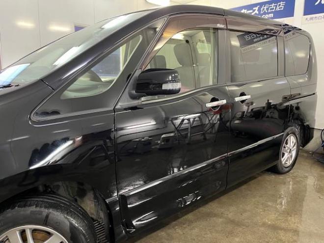 セレナライダーブラックライン　禁煙車　ＷＡＫＯＳバリアスコーティング済　純正ＡＵＴＥＣＨ１５インチＡＷ　社外１５ＡＷ＋スタッドレスタイヤ付　両側パワースライドドア　純正ナビ（フルセグ地デジ　ＤＶＤ再生　Ｂｌｕｅｔｏｏｔｈ）＋バックカメラ　アルパイン製リアフリップダウンモニター　ドライブレコーダー　クルーズコントロール　エンジンスターター　アイドリングストップ　横滑り防止装置　ＨＩＤ　ＥＴＣ 　タイミングチェーン 4WD 2000 5Dr